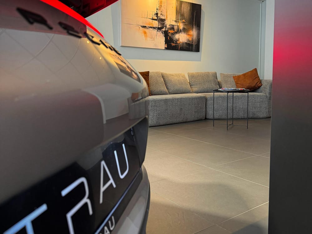 Lounge mit Sofa hinter einem TRAU-Fahrzeug