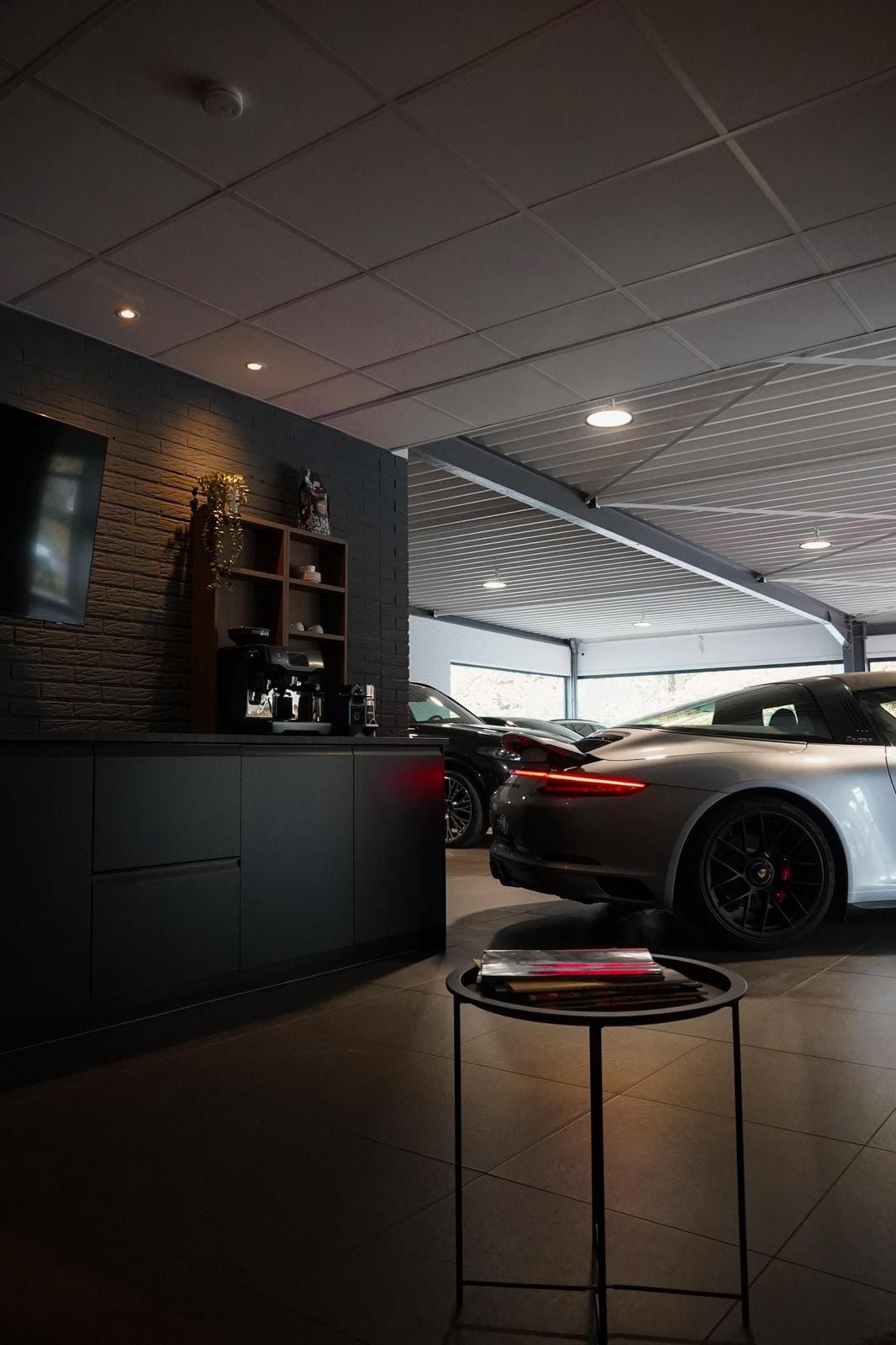 Lounge-Bereich der TRAU GmbH mit Blick auf die Fahrzeuge