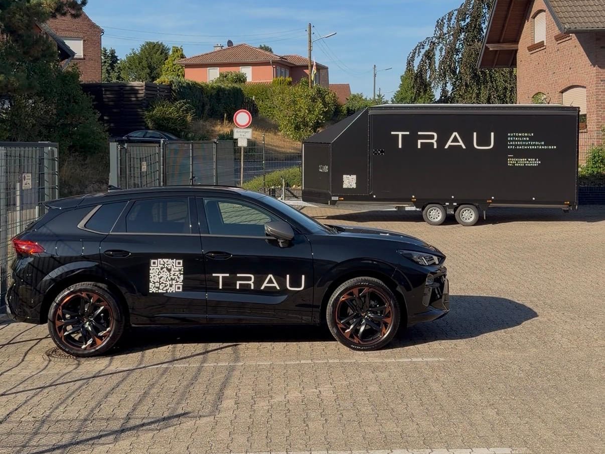 TRAU-Fahrzeug mit geschlossenem Anhänger vor dem Autohaus